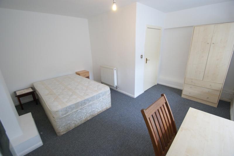 3 Bedrooms For 90 At Woodsley Road Hyde Park